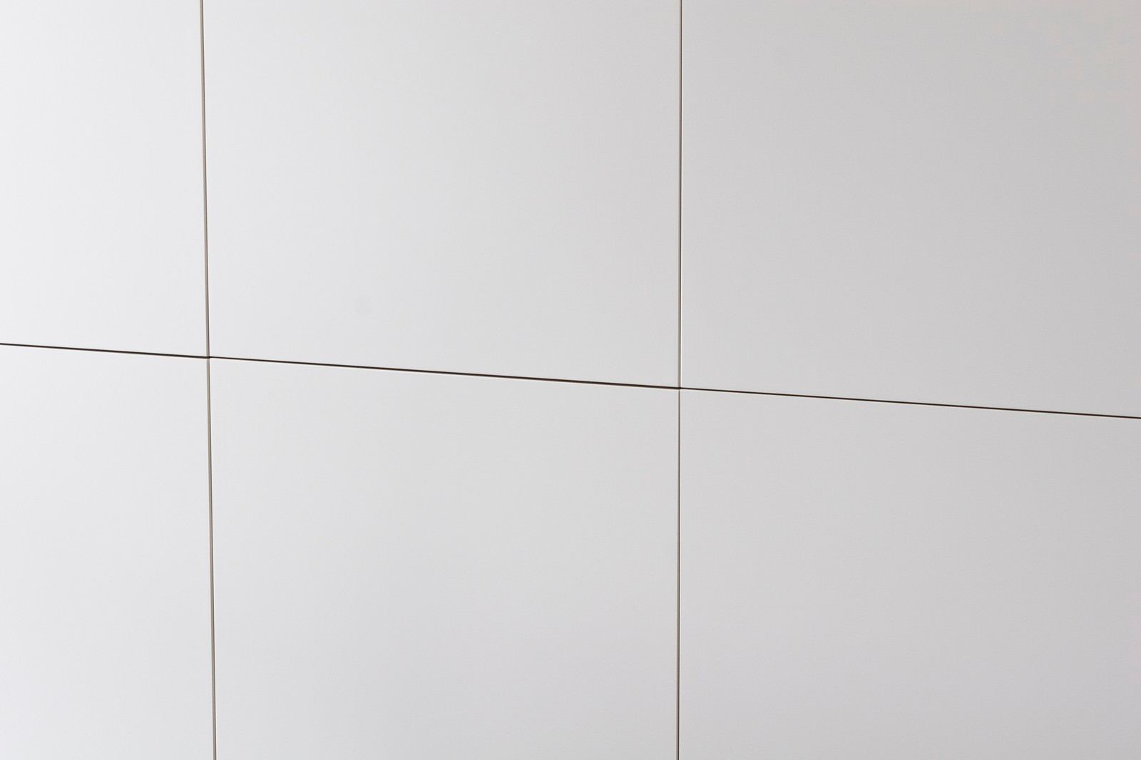 Detail van de naden tussen de witte deurpanelen van het dressoir.