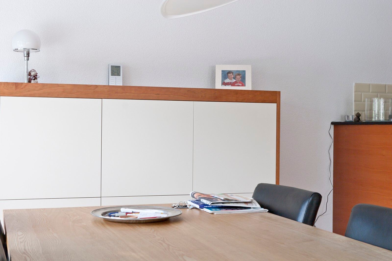 Dressoir met een houten omlijsting en zes vierkante witte deurpanelen in een raster.