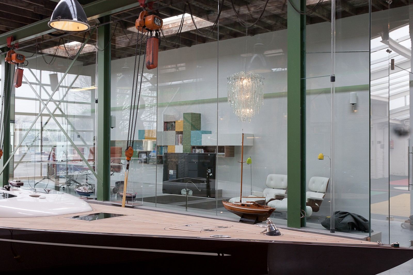 Kleurrijke modulaire wandkast, van grote afstand en klein in beeld.