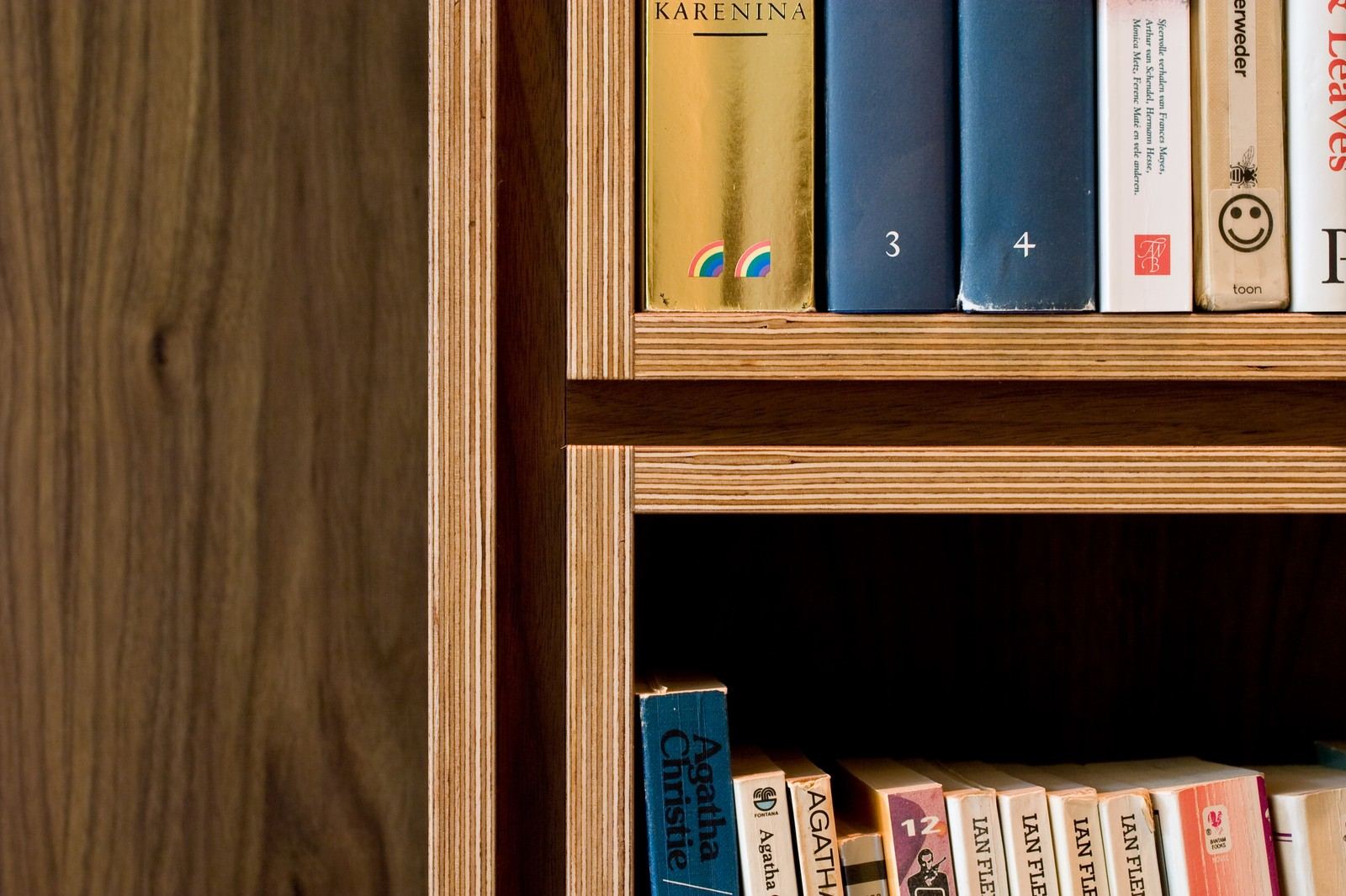 Detail van de overgang tussen berken multiplex en notenfineer in de boekenkast.