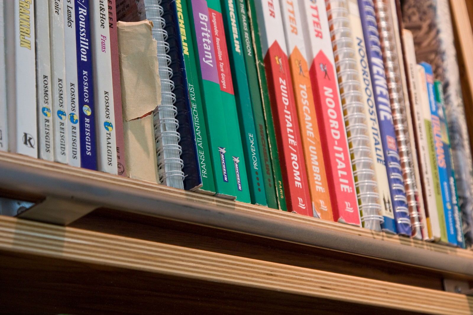 Close-up van boeken op een berken multiplex legplank.