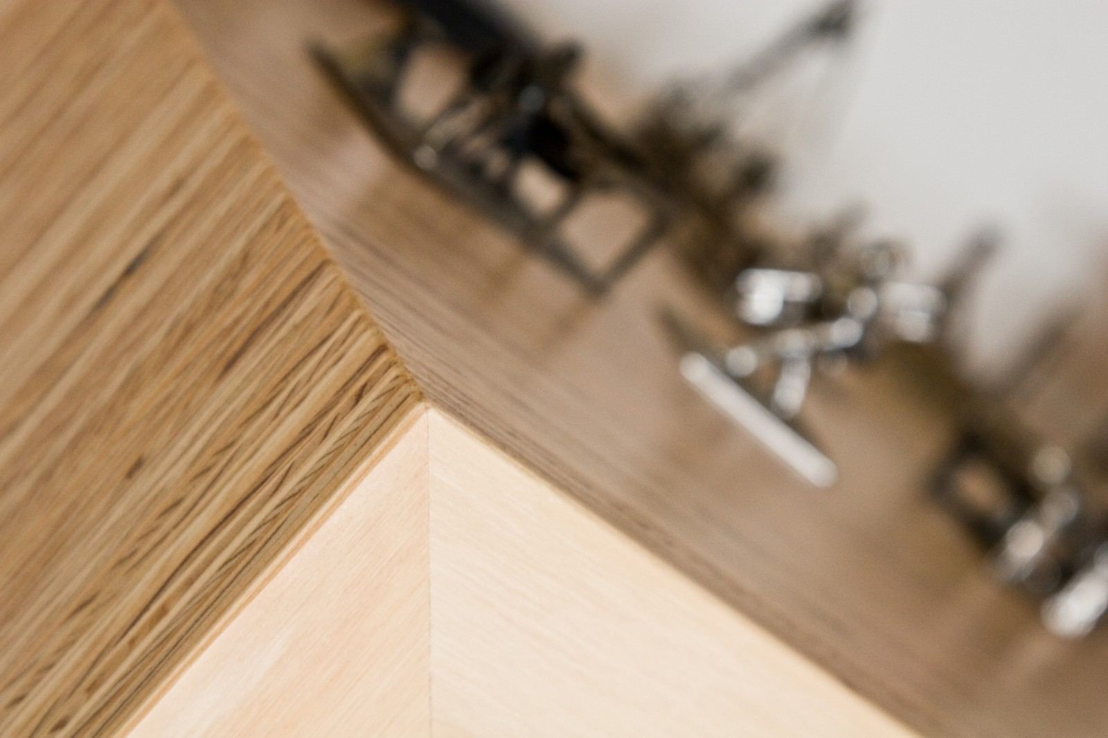 Detail van de hoekverbinding tussen twee plexwood planken.
