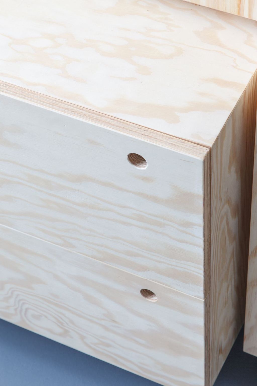 Detail van de hoek van een lade met ronde greepgaten.