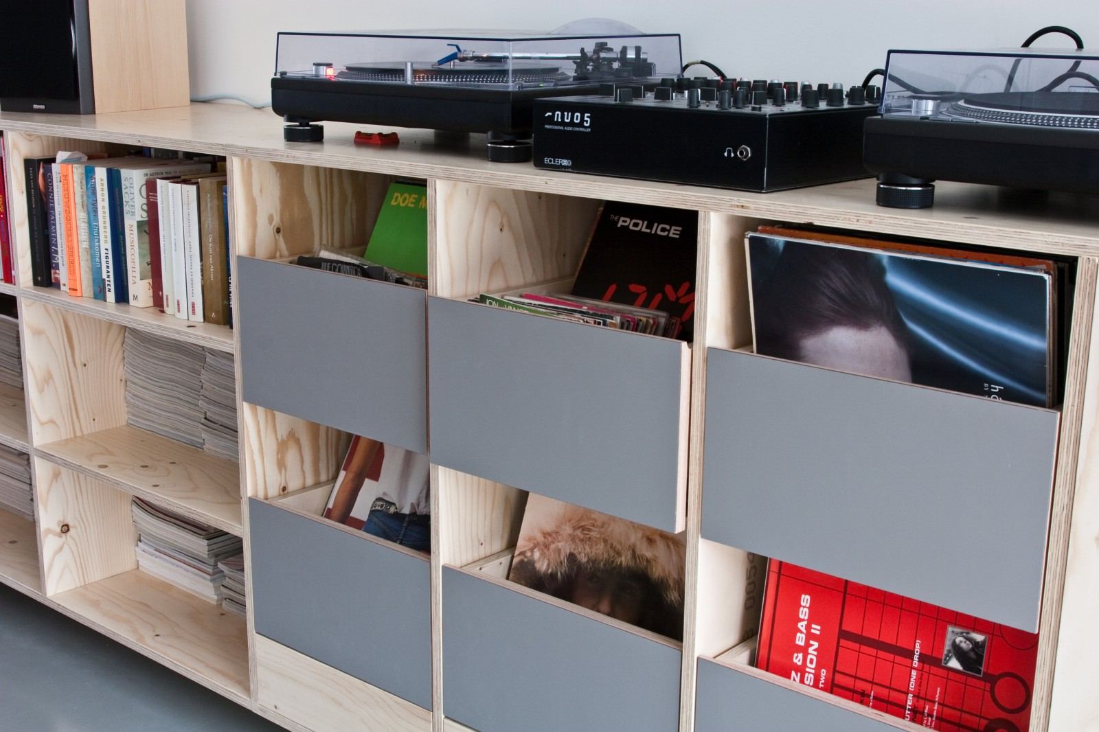 Dressoir met schuine grijze HPL kleppen voor platenopberging.