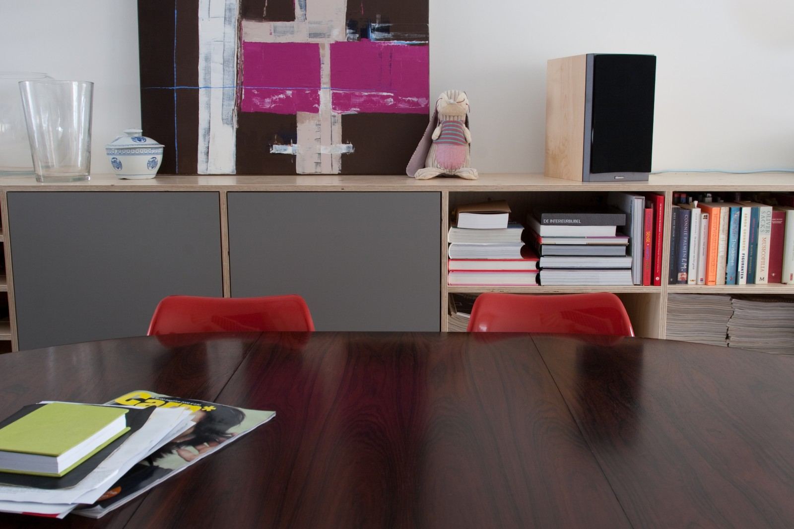 Lang dressoir in vuren multiplex met twee grijze HPL deuren.