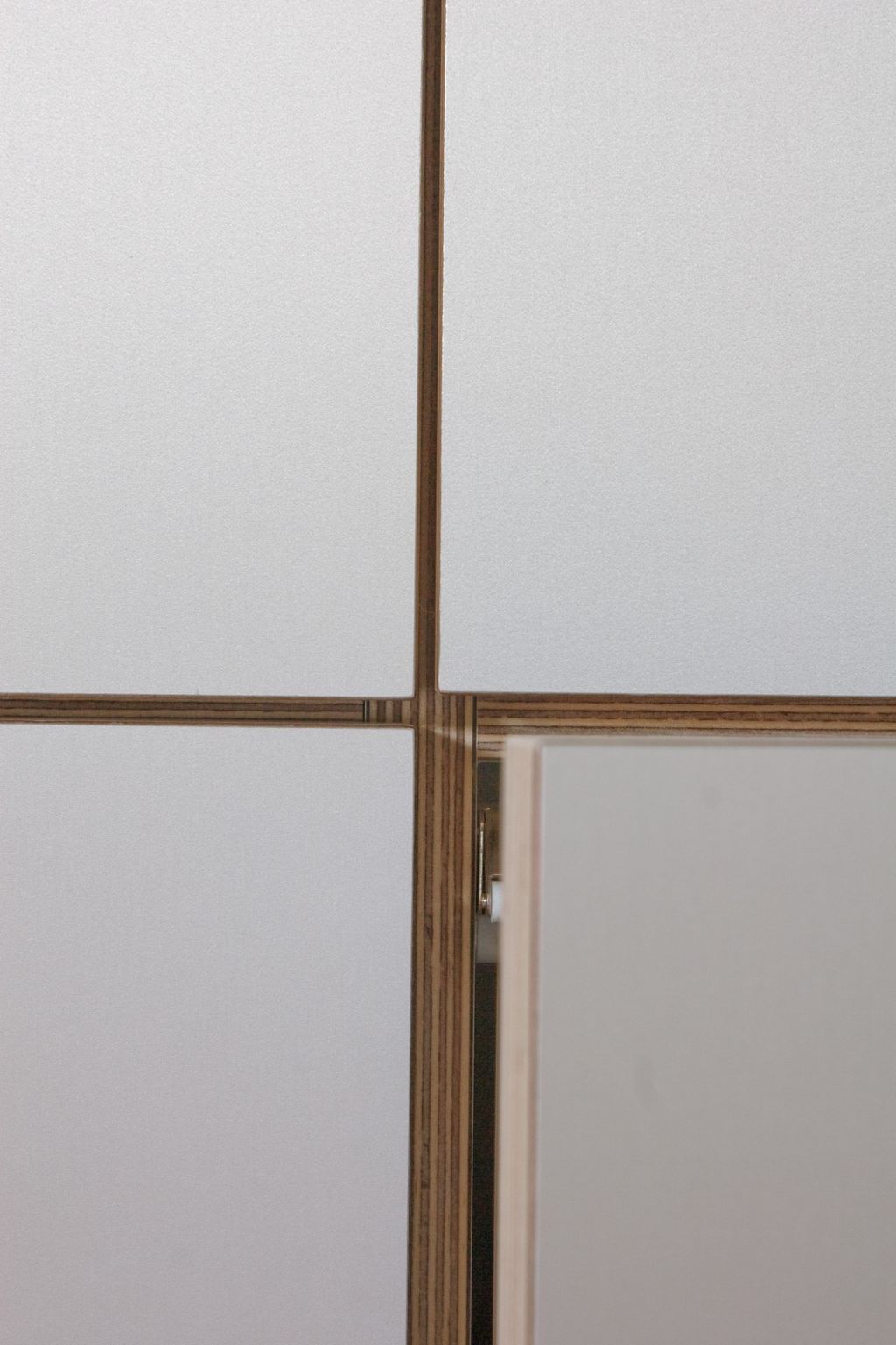 Detail van de kantano fineer hoekstijl met een verzonken scharnier.