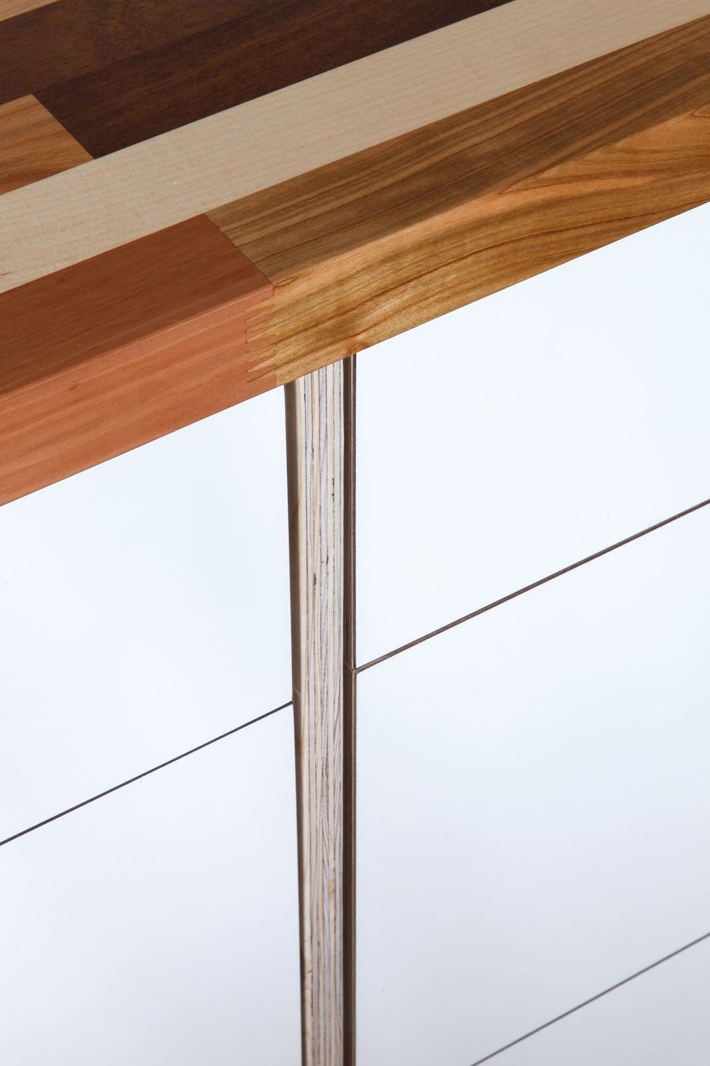 Extreme close-up van een vingerlas-hoek op een glazen tafel, boven een plaatrand-poot.