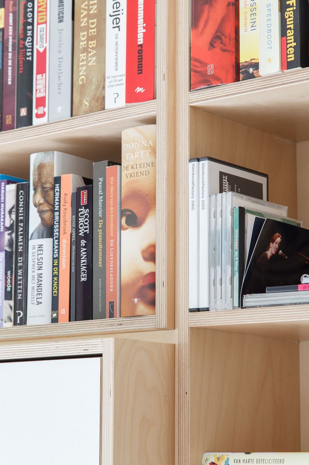 Berken multiplex boekenkast met een raster van open vakken.