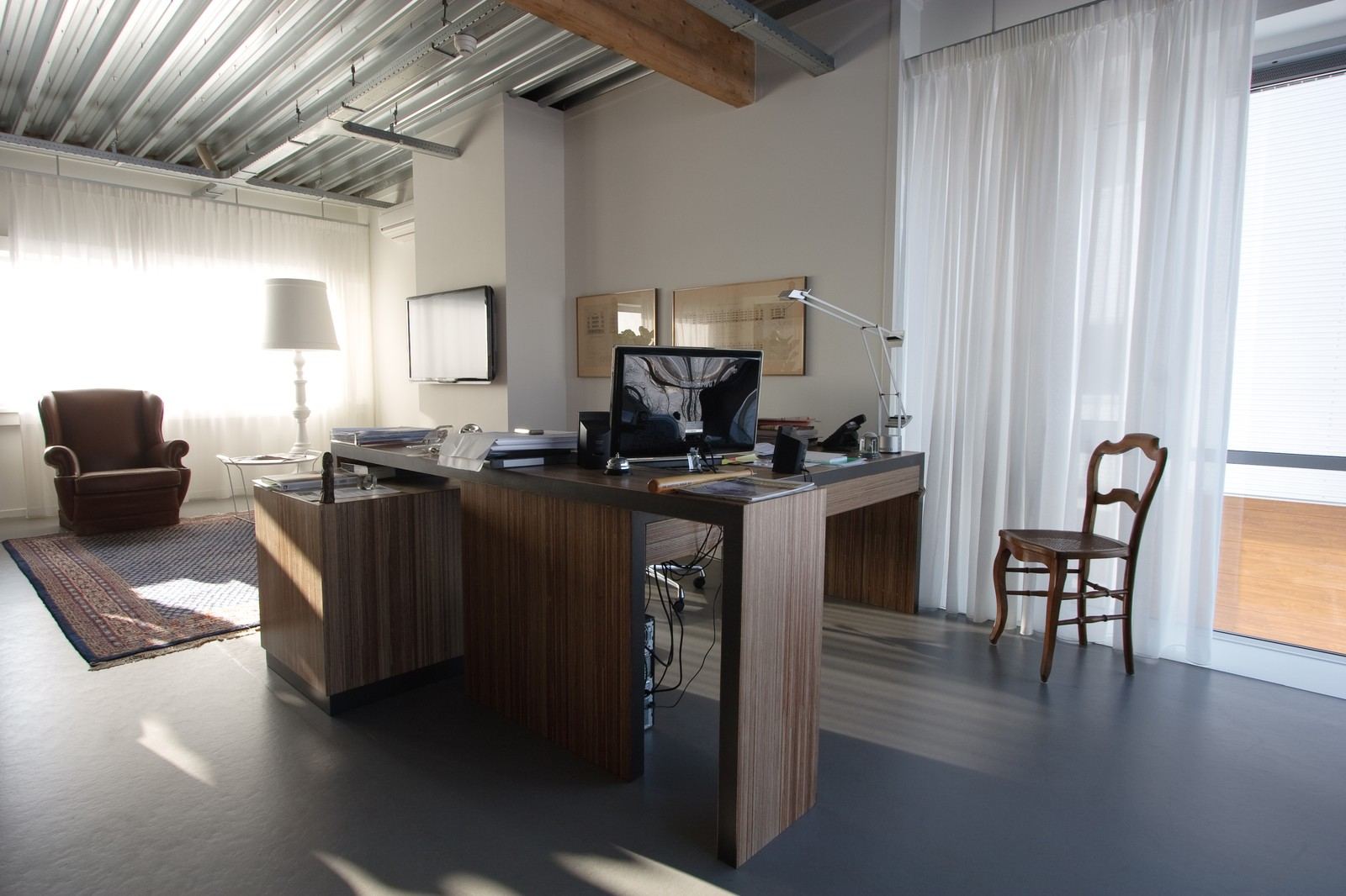 Vrijstaand bureau met zebrano fronten en twee onderkasten.