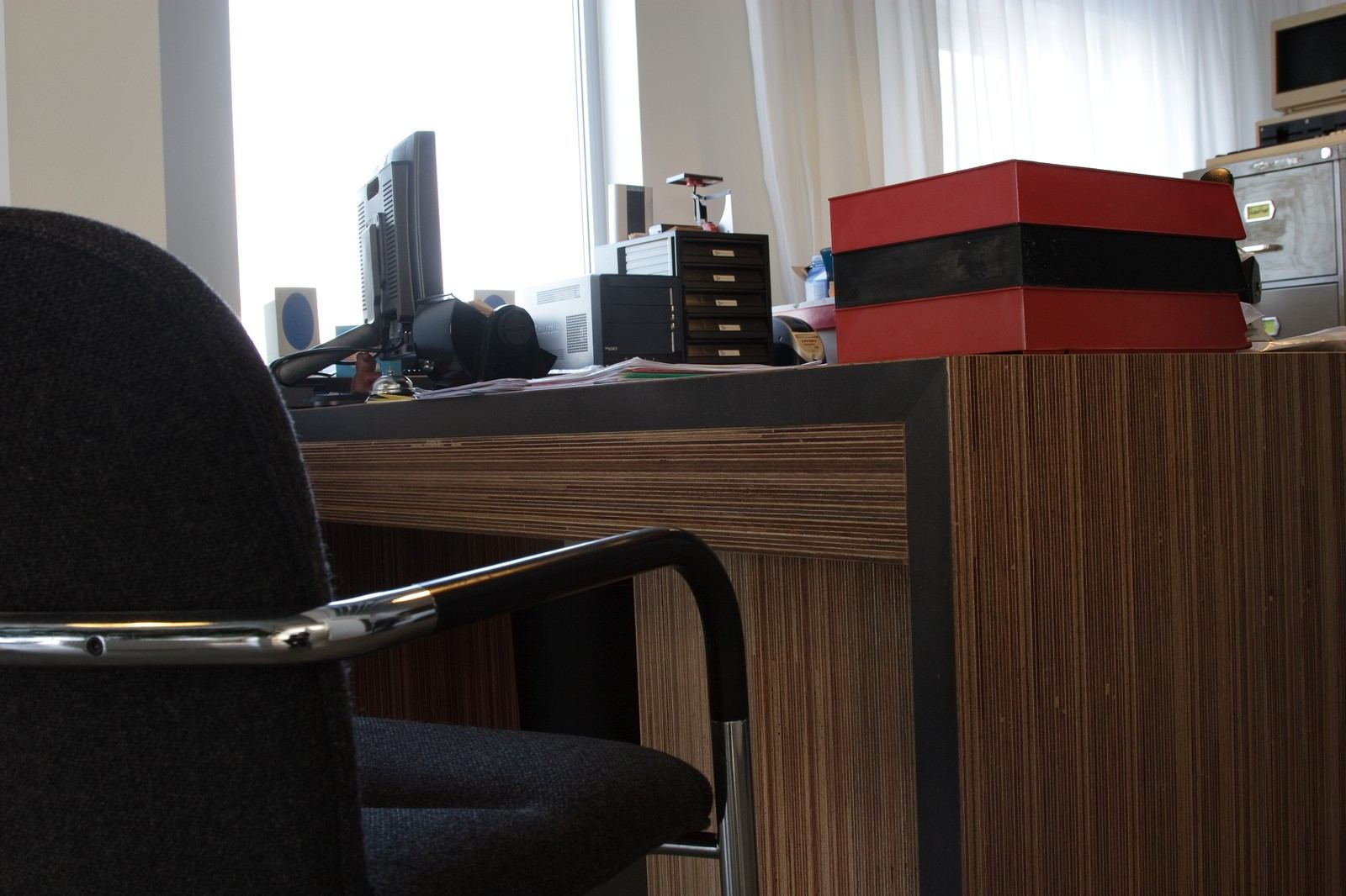 Detail van de zwarte omranding op de hoek van een bureau.