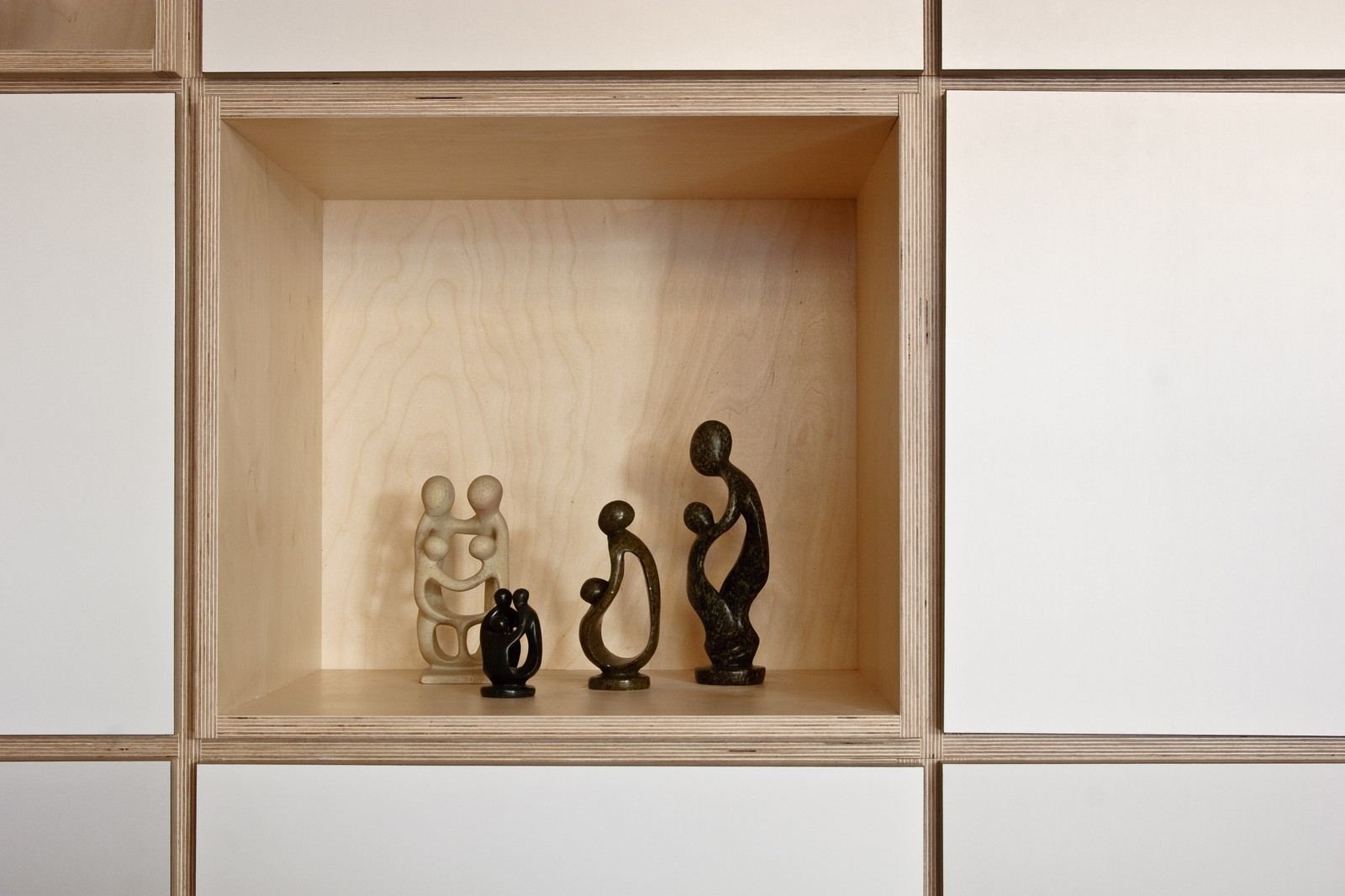 Open vak van de kast met een verzameling kleine beeldjes.