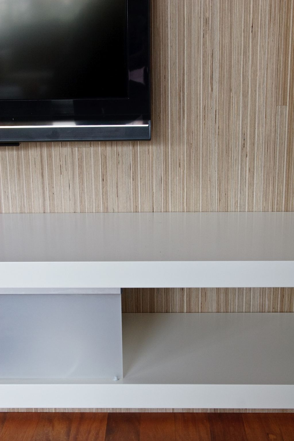 Detail van het open vak in de televisiekast, naast de tv.