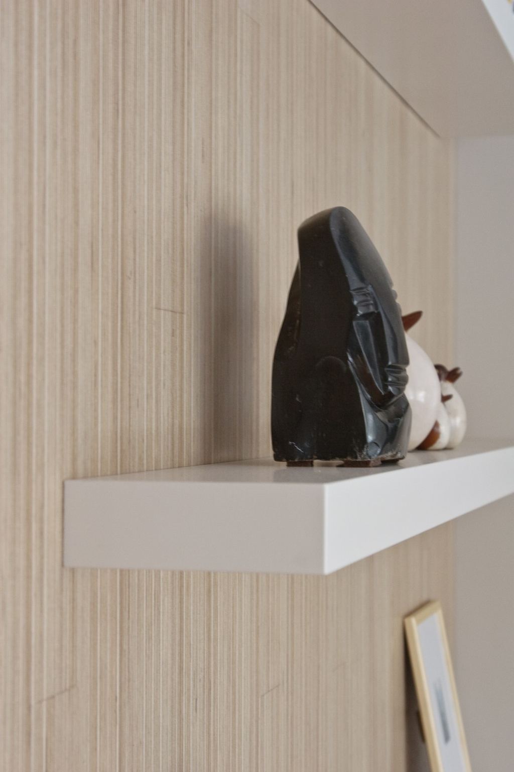 Detail van een zwevende plank met een vogelbeeldje.