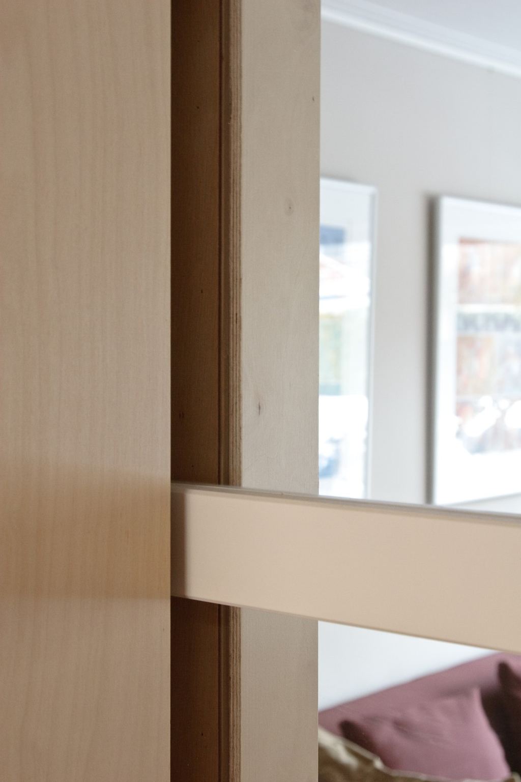 Detail van de plexwood hoekafwerking bij een schuifdeur.