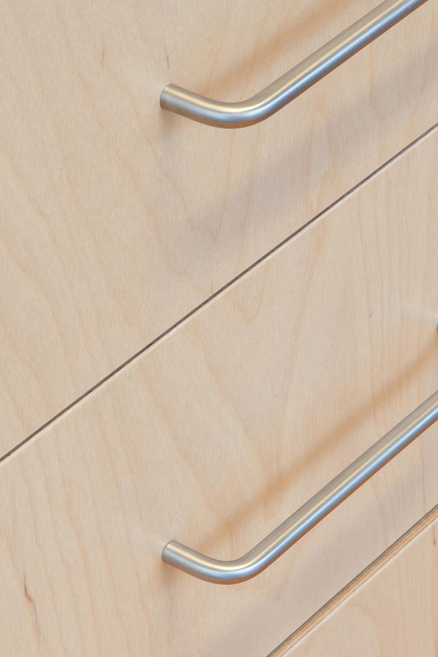 Detail van laden met metalen grepen in berken multiplex.
