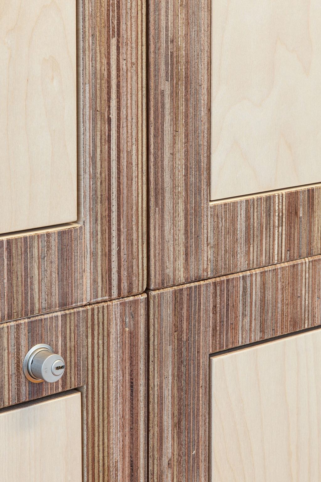 Detail van de kruising tussen kastdeuren en laden in berken multiplex.