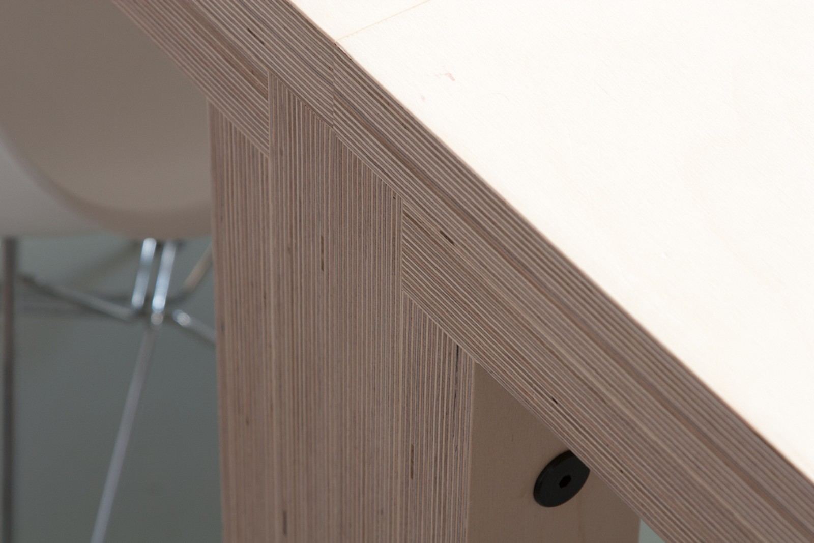 Detail van de verstekverbinding aan de hoek van de tafelpoot.