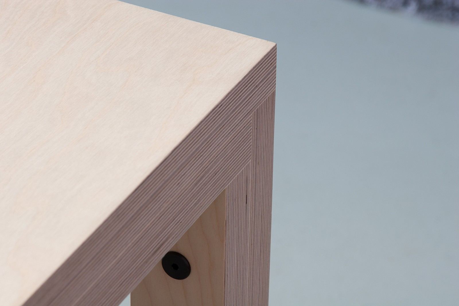 Detail van de hoekverbinding en een zwarte bout in de poot.