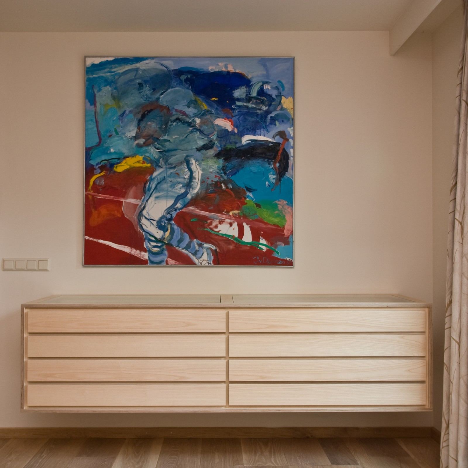Zwevend dressoir met een glazen vitrinedeksel, recht van voren gefotografeerd.