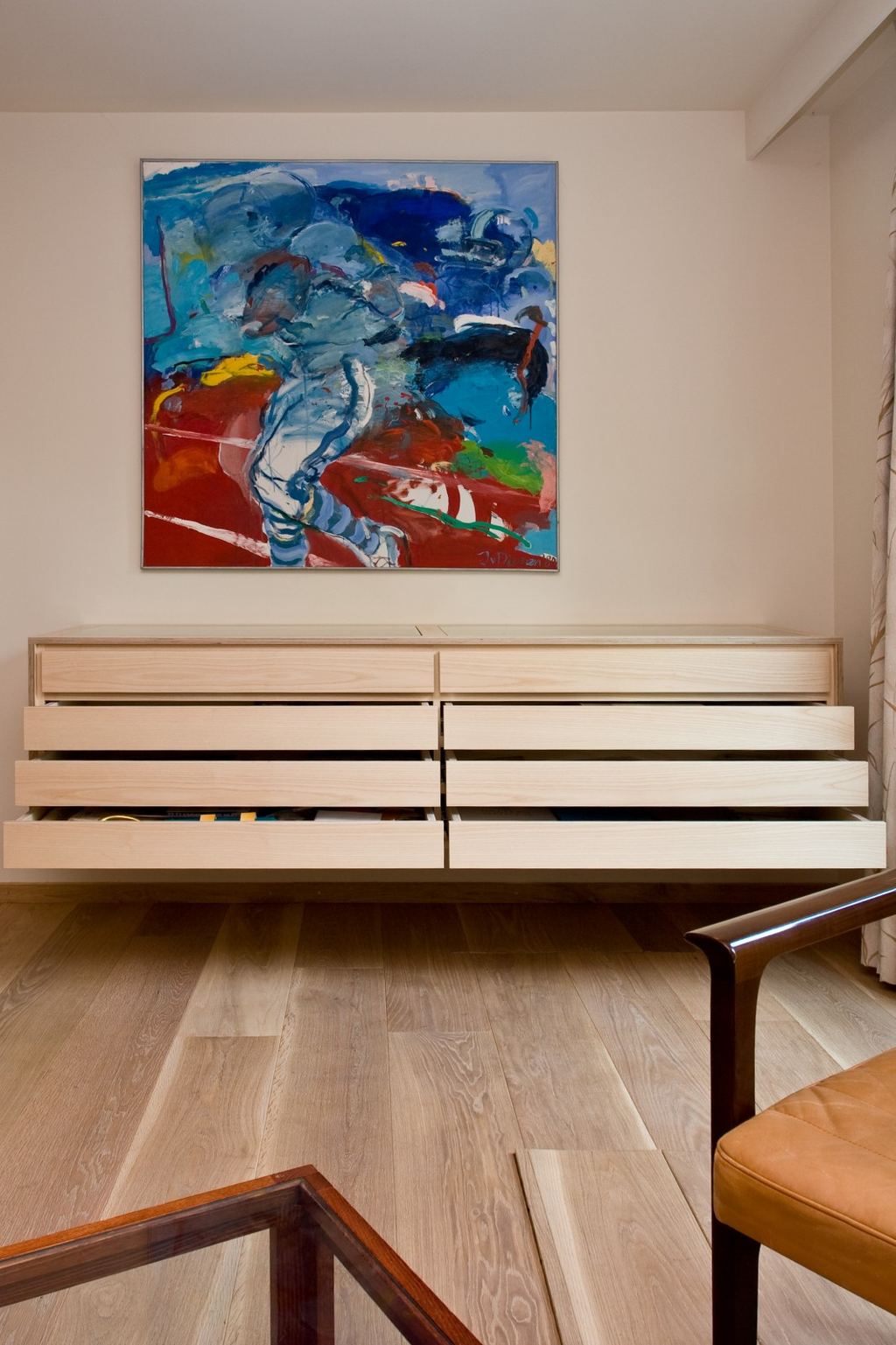 Zwevend dressoir met open laden vol oude documenten en memorabilia.