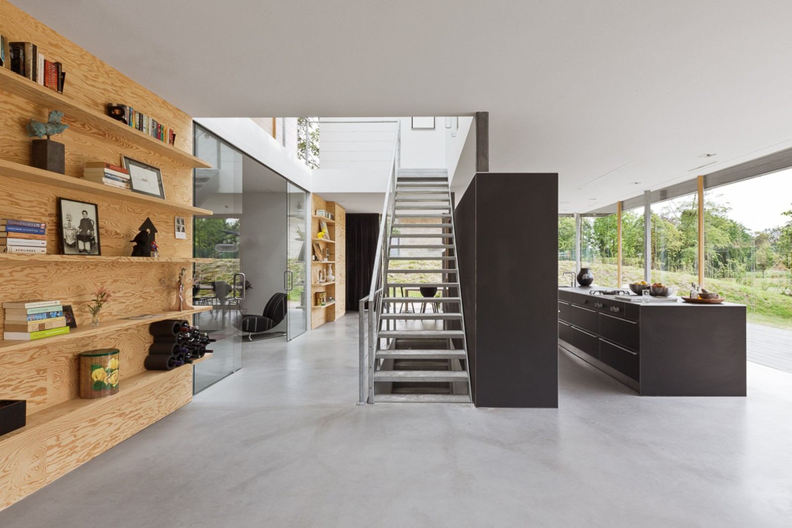 Wandplanken van grenen multiplex met boeken en decoratieve objecten.
